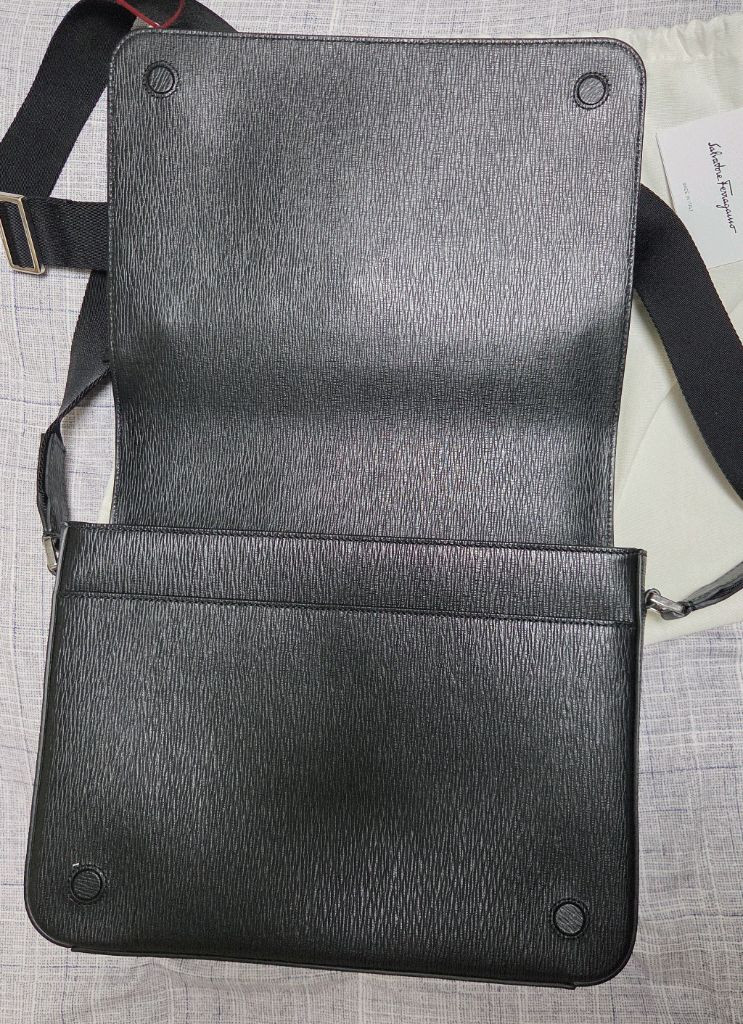 [명품 초특가할인] 페라가모 간치니 메신저백 팝니다. 매장정품 새제품 이미지