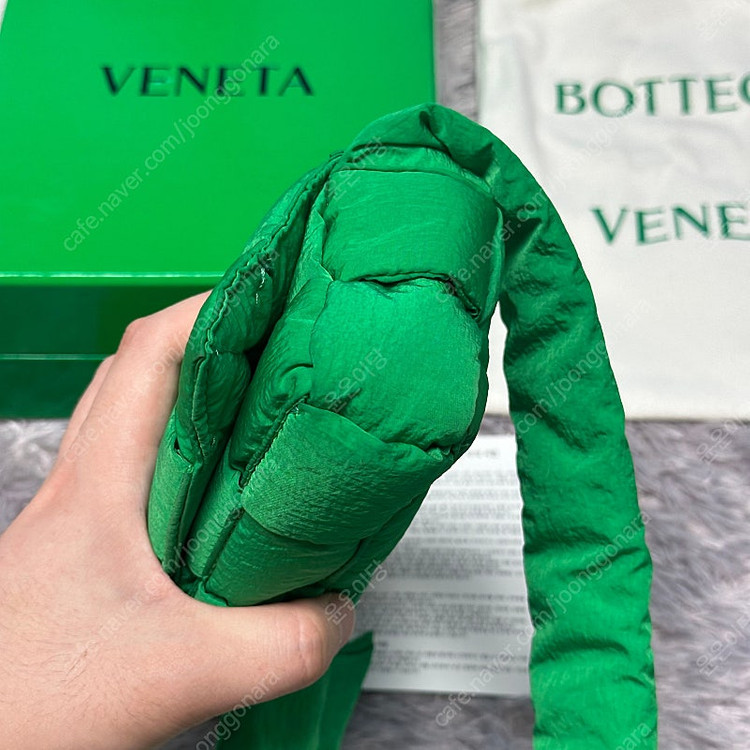 [풀구성] 보테가베네타 패딩 미니 카세트백 그린 이미지