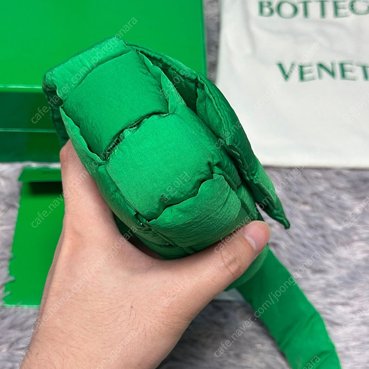 [풀구성] 보테가베네타 패딩 미니 카세트백 그린 이미지