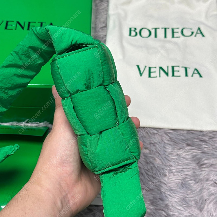 [풀구성] 보테가베네타 패딩 미니 카세트백 그린 이미지