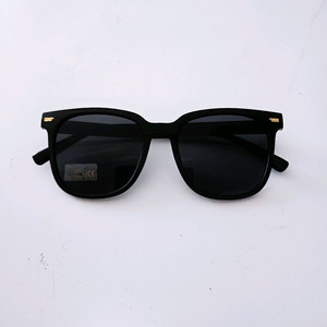 새상품]마감좋고 착용감좋은 뿔테 남자 여자 선글라스 골프 등산 운전용 차량용 여행 낚시 자전거 캠핑 축구 썬글라스 이미지