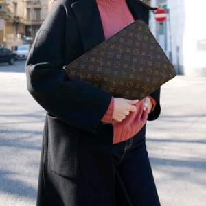 루이비통 에튀보야주MM 클러치백 정품S급(감정서O)구찌프라다루이비통디올고야드샤넬셀린느보테가생로랑발렌시아가버버리가방 이미지