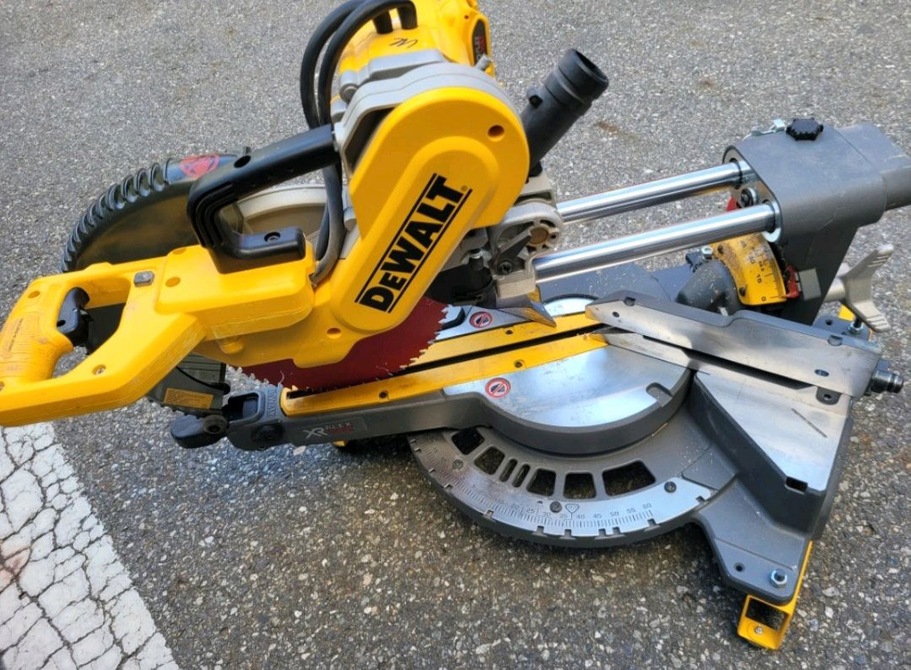 디월트 슬라이딩 각도절단기dcs727 이미지