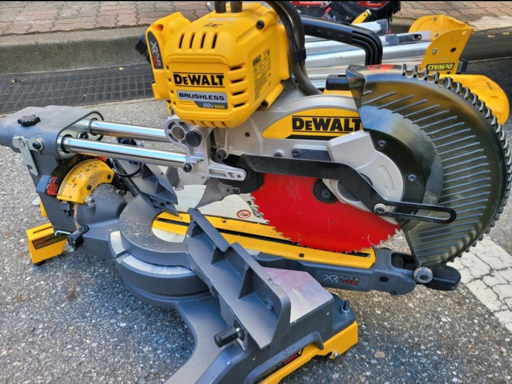 디월트 슬라이딩 각도절단기dcs727 이미지