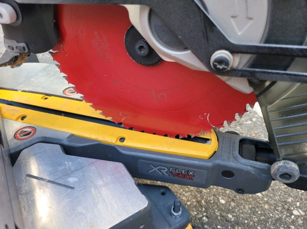 디월트 슬라이딩 각도절단기dcs727 이미지