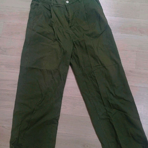 카키색바지 이미지