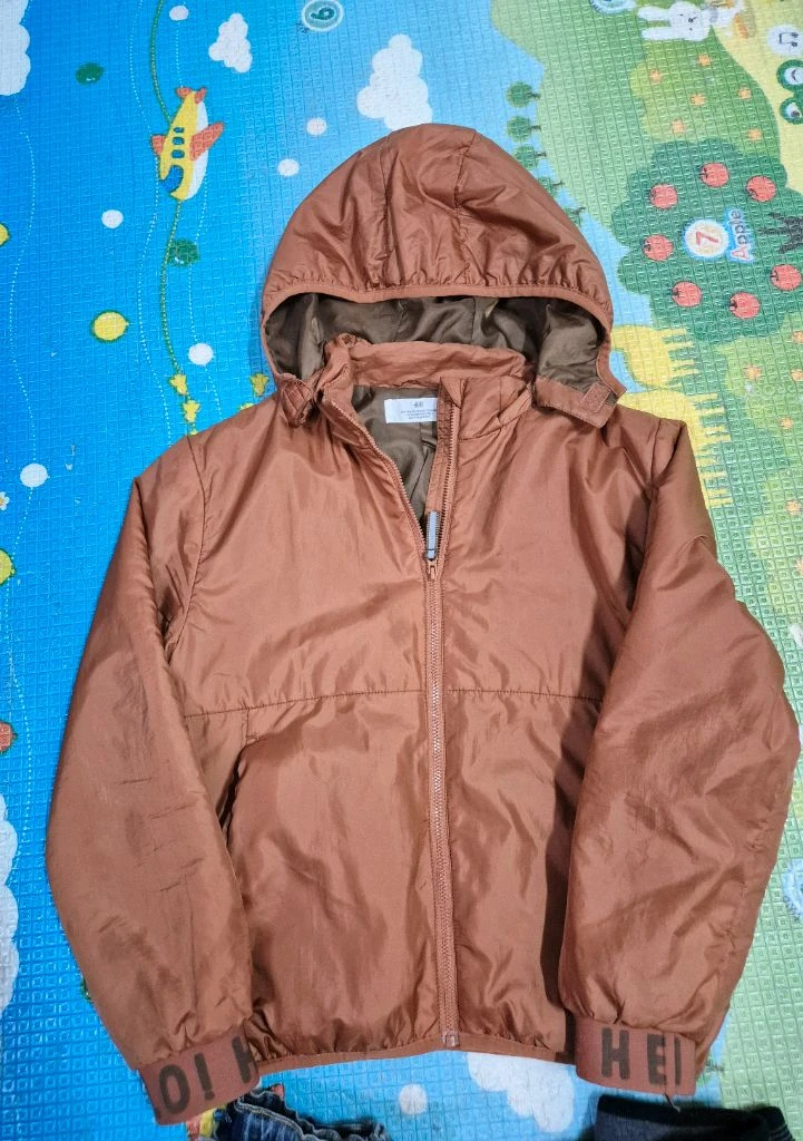H&M 점퍼,레노마티셔츠, 청바지, 검정 바지등 140사이즈입니다. 이미지