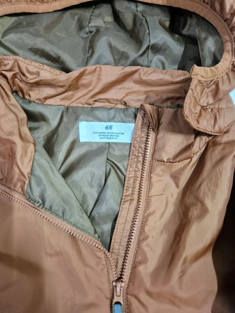 H&M 점퍼,레노마티셔츠, 청바지, 검정 바지등 140사이즈입니다. 이미지