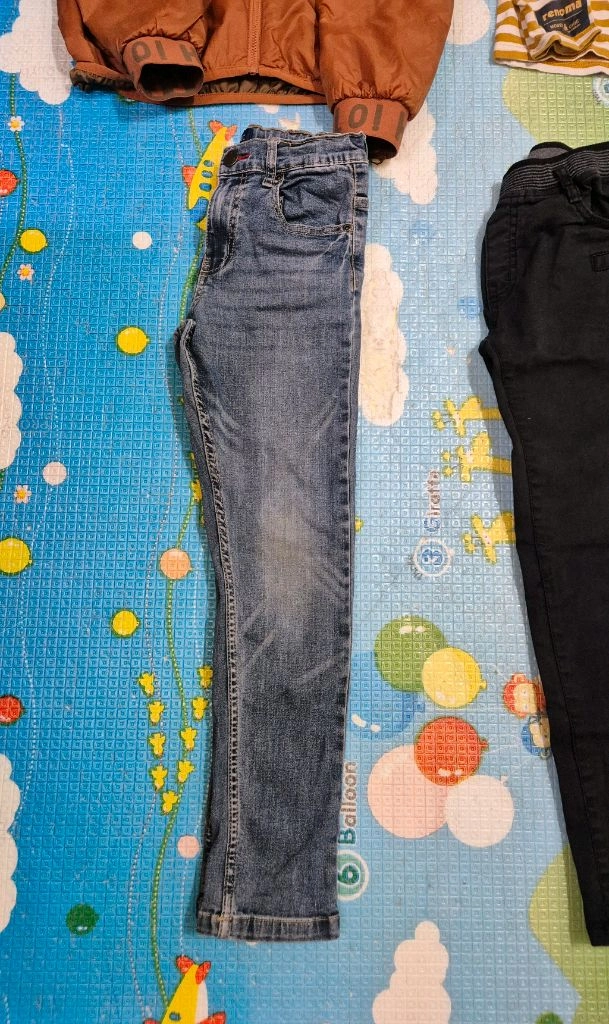 H&M 점퍼,레노마티셔츠, 청바지, 검정 바지등 140사이즈입니다. 이미지