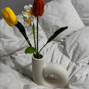 감각적인 하얀 도자기 화병 이미지