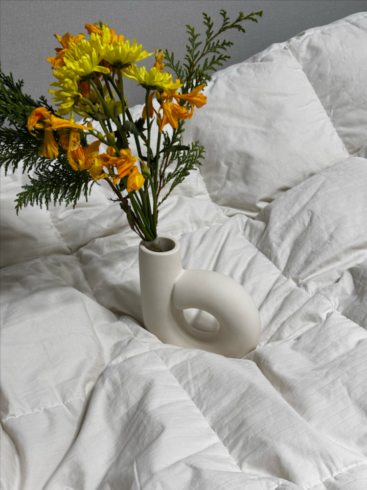 감각적인 하얀 도자기 화병 이미지