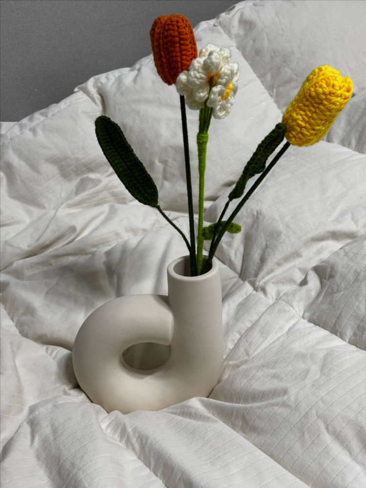 감각적인 하얀 도자기 화병 이미지