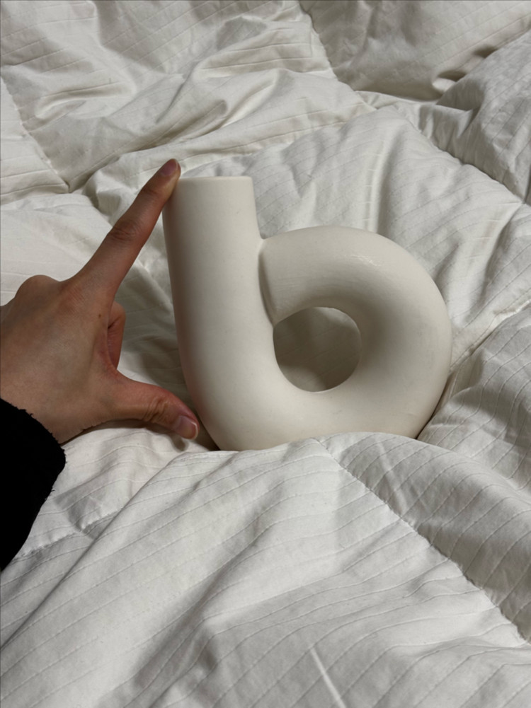 감각적인 하얀 도자기 화병 이미지