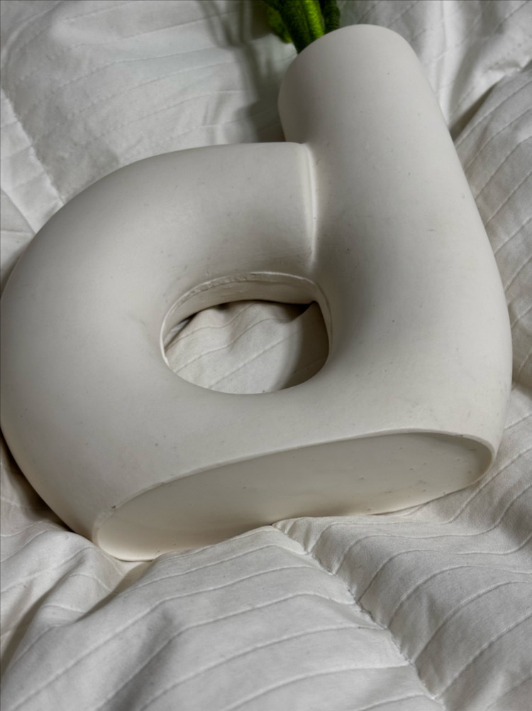 감각적인 하얀 도자기 화병 이미지