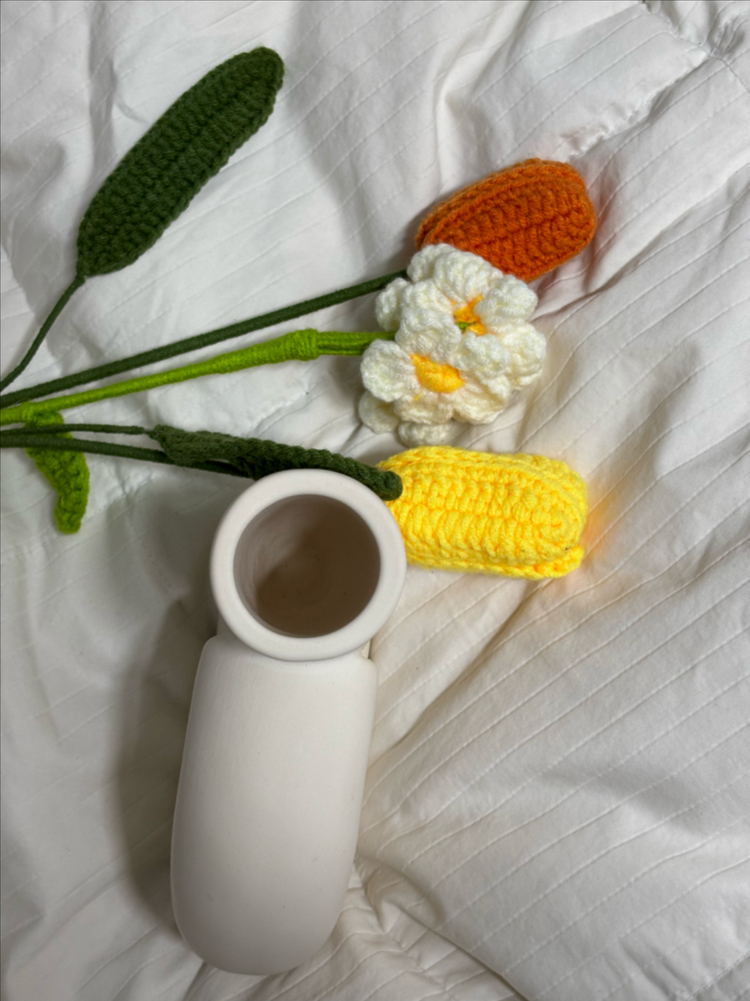 감각적인 하얀 도자기 화병 이미지