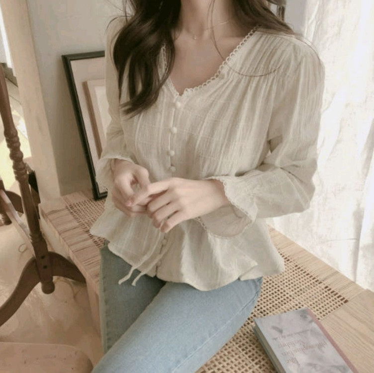 브이넥 콩단추 린넨 프릴 레이스 리본 블라우스 / 핫핑 리리앤코 육육걸즈 아뜨랑스 쇼퍼랜드 피터앤웬디 프리티영띵 이미지