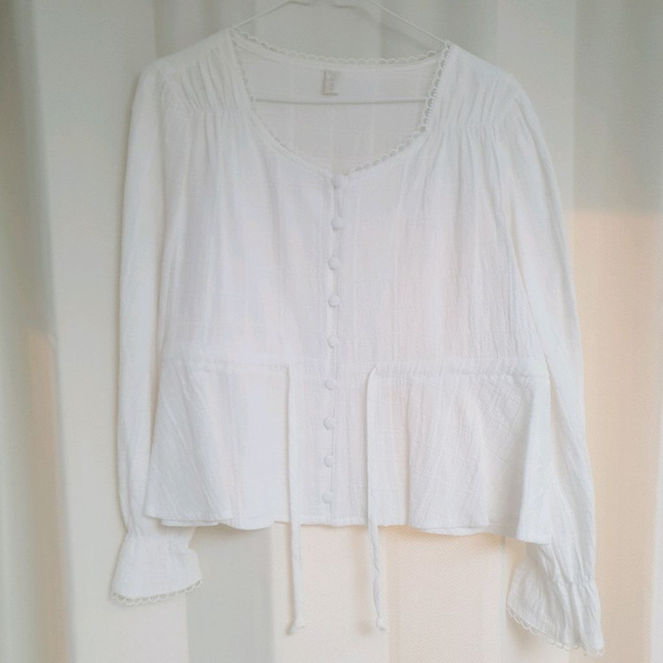 브이넥 콩단추 린넨 프릴 레이스 리본 블라우스 / 핫핑 리리앤코 육육걸즈 아뜨랑스 쇼퍼랜드 피터앤웬디 프리티영띵 이미지