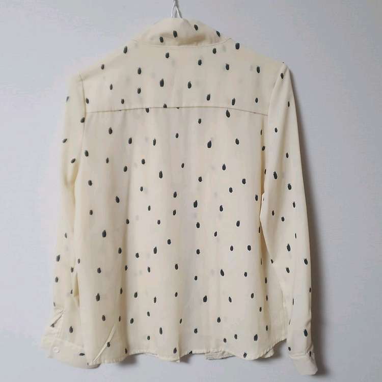 포인트 타이 브이넥 블라우스 / 프롬비기닝 육육걸즈 핫핑 리리앤코 공구우먼 트렌디어패럴 블랙업 어텀 민지콩 리린 이미지