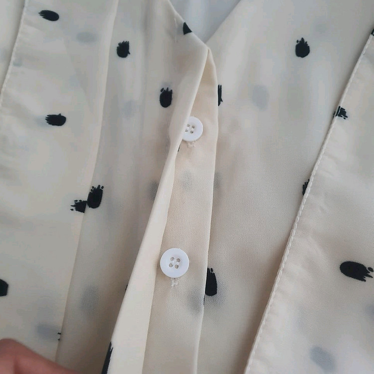 포인트 타이 브이넥 블라우스 / 프롬비기닝 육육걸즈 핫핑 리리앤코 공구우먼 트렌디어패럴 블랙업 어텀 민지콩 리린 이미지