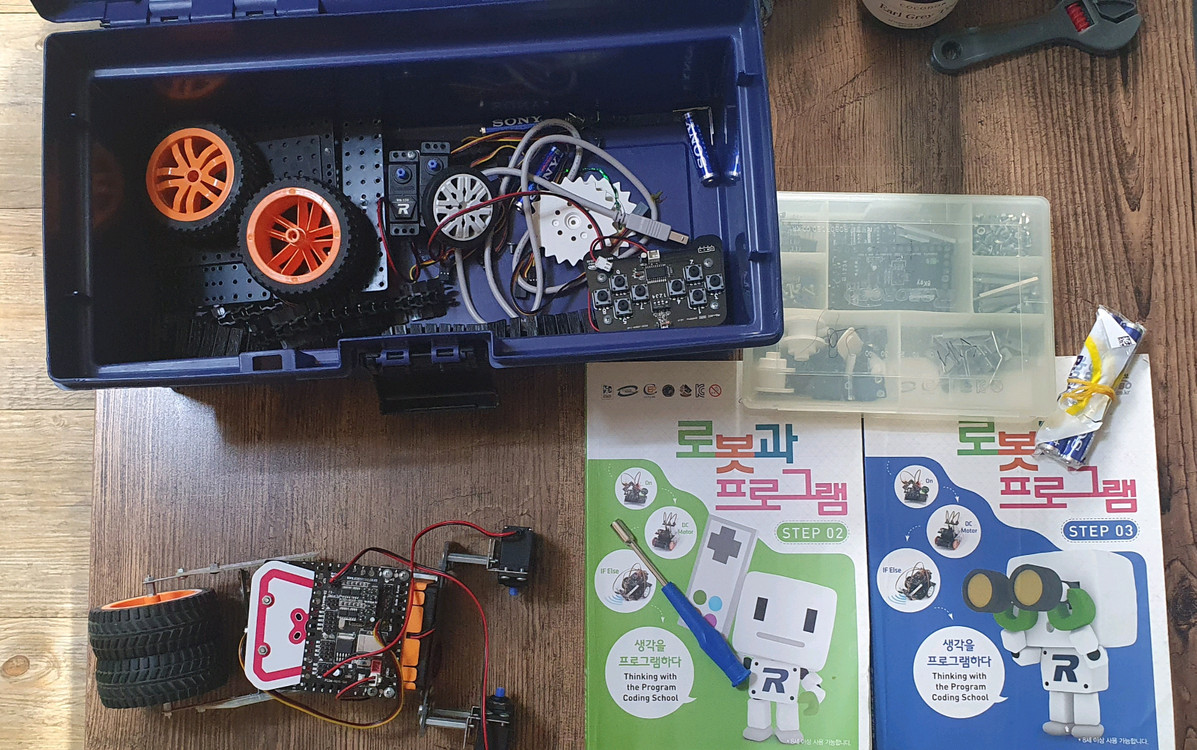 로봇과 프로그램 코딩 이미지