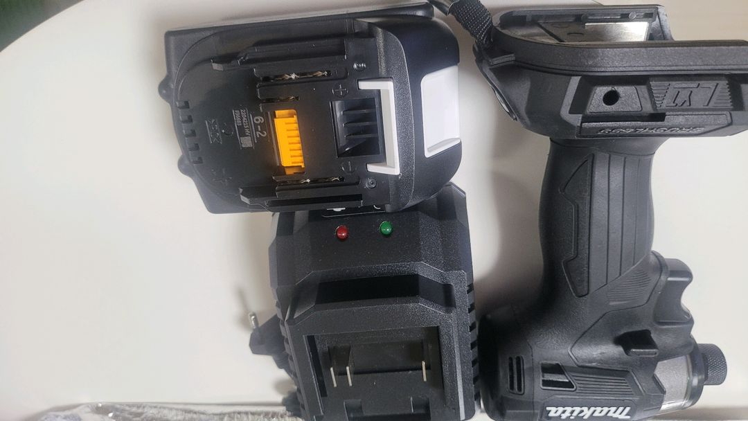 마끼다 임팩드릴 무선 충전드릴 18V 팝니다 이미지