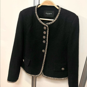 23년 제평 타시뉴욕 TASI 울 노카라 트위드 자켓 라운드넥 타임랑방오브제 금장 하객룩 오피스룩 블랙 검정 이미지