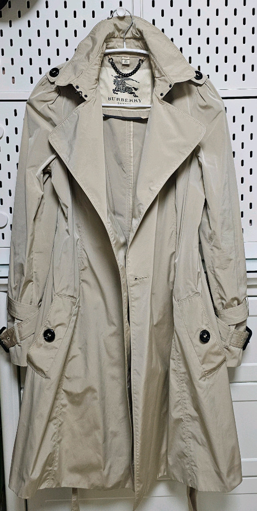 [버버리] 엠마왓슨 타프타소재의 투톤 랩스타일 트렌치코트 이미지