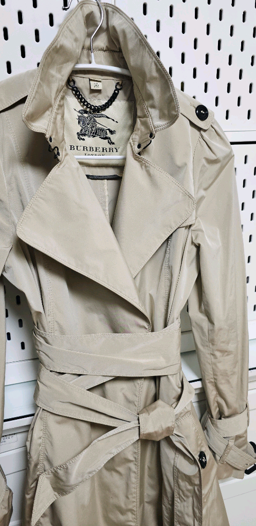 [버버리] 엠마왓슨 타프타소재의 투톤 랩스타일 트렌치코트 이미지