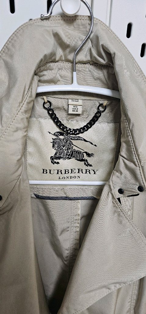 [버버리] 엠마왓슨 타프타소재의 투톤 랩스타일 트렌치코트 이미지