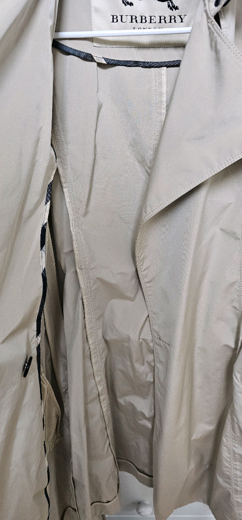 [버버리] 엠마왓슨 타프타소재의 투톤 랩스타일 트렌치코트 이미지