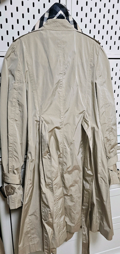 [버버리] 엠마왓슨 타프타소재의 투톤 랩스타일 트렌치코트 이미지