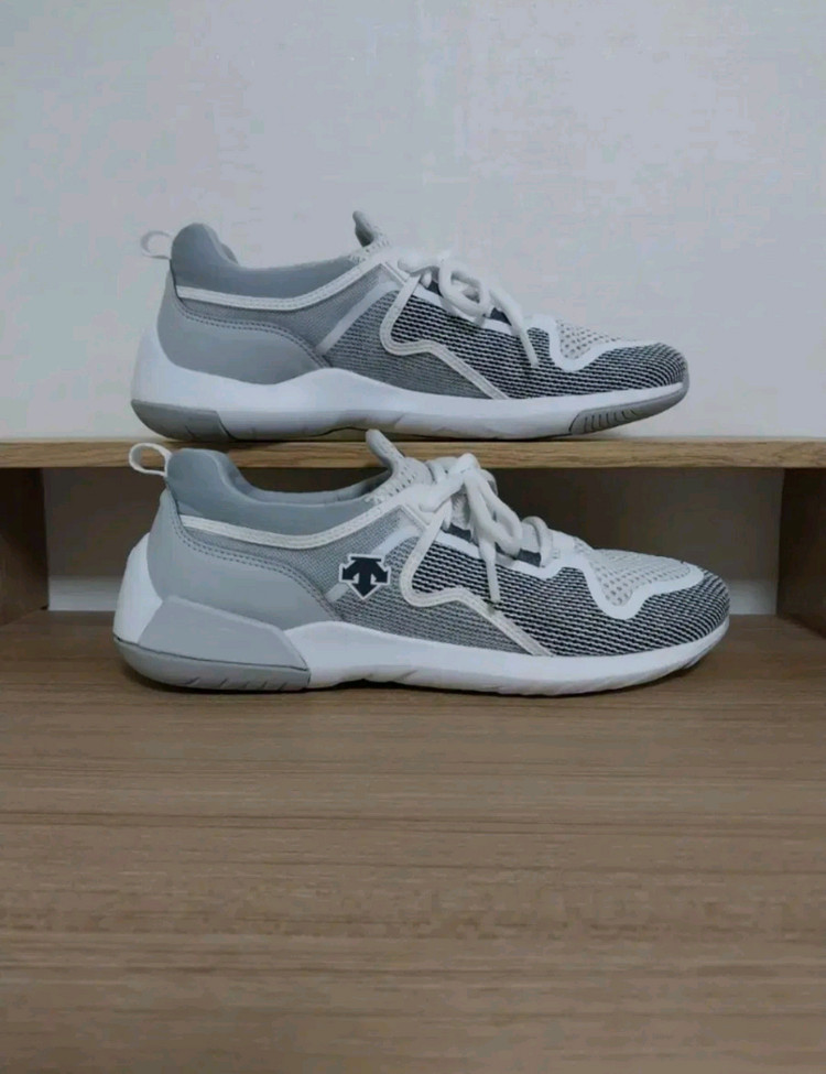 여성 데상트 엔지니어드 운동화 (240) 이미지