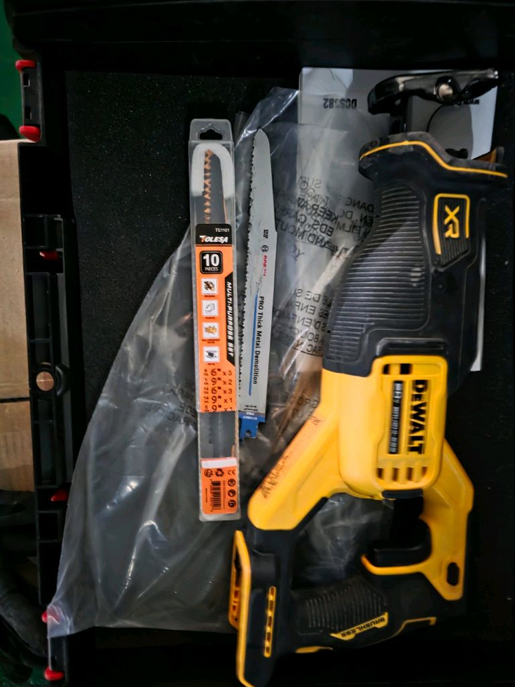 디월트 DCS382 브러쉬리스 컷소입니다 이미지