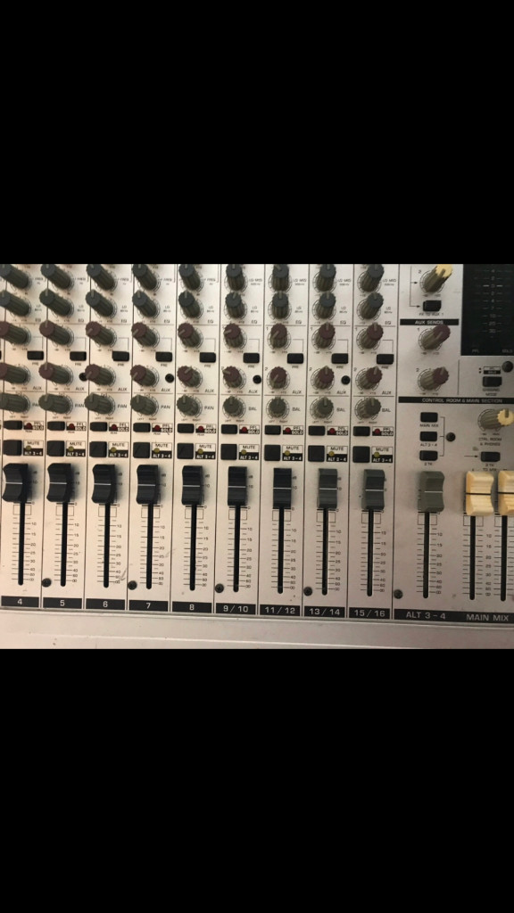 베링거 MX2004A 믹싱콘솔 이미지