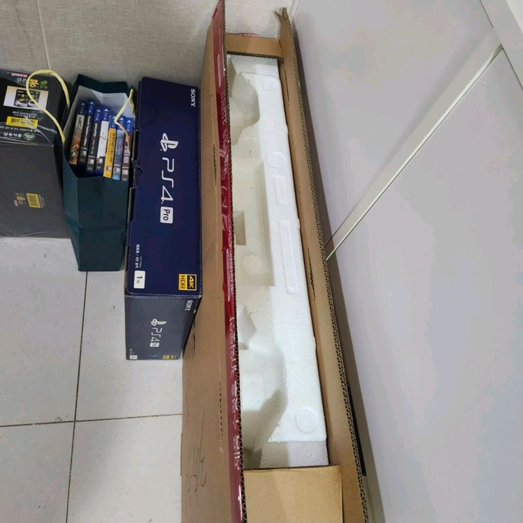 PS(플스)4 Pro 본체 + 게임 타이틀 모음 + 32인치 tv 일괄 판매 이미지