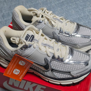 새상품 나이키 줌 보메로 5 포톤 더스트 그리드아이언 사이즈 275 좌우 바깥 측면 앞쪽 마감 불량 접착은 튼튼하게 이미지