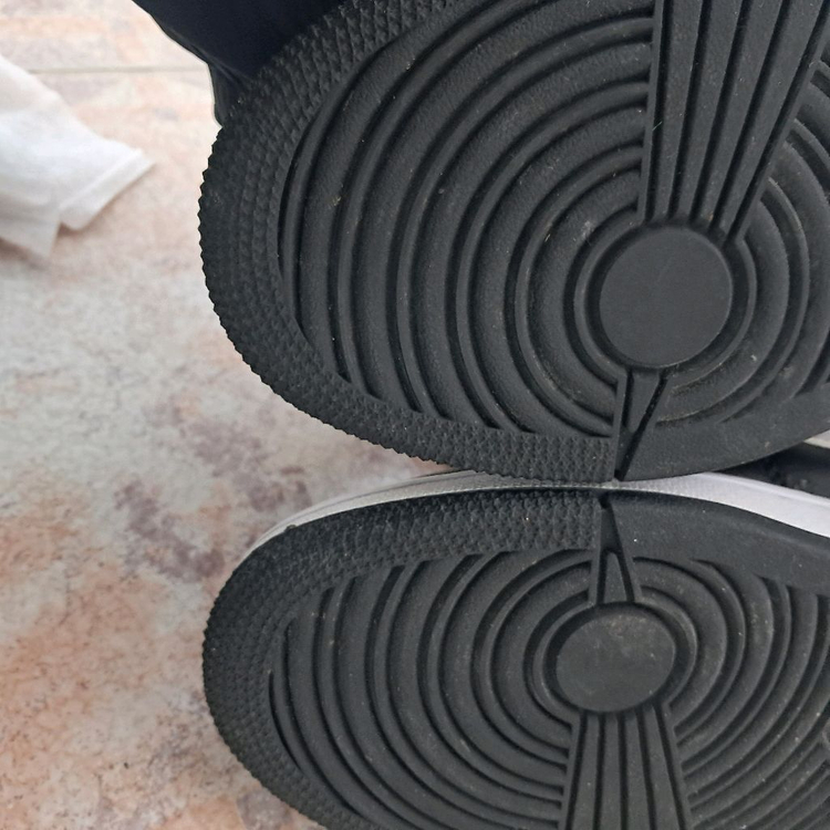 조던1미드 블랙 화이트235 이미지