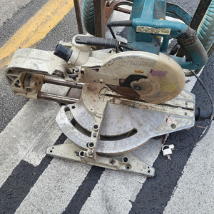 마끼다 슬라이딩 각도절단기 이미지