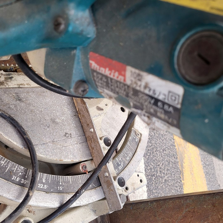 마끼다 슬라이딩 각도절단기 이미지