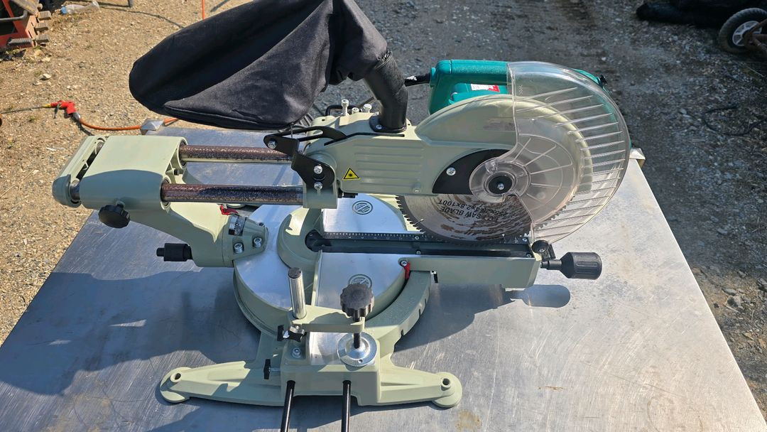 마끼다슬라이딩 각도절단기 이미지