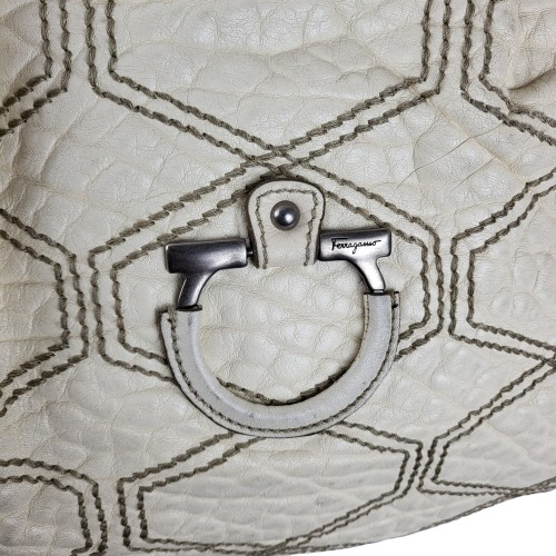 정품 페라가모 간치니 페블가죽 스티치 숄더백 이미지