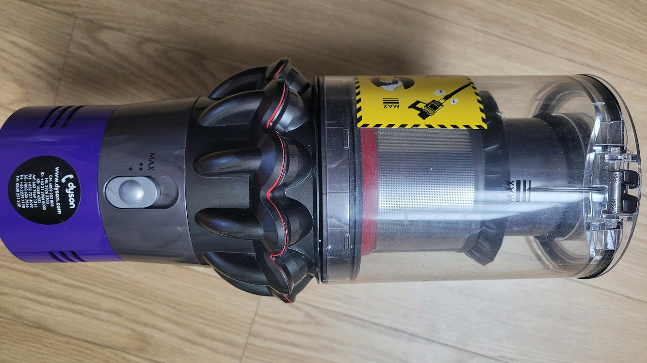 깨끗하게 세척한 다이슨 무선 청소기 V10 풀세트(60분 연속동작) 이미지