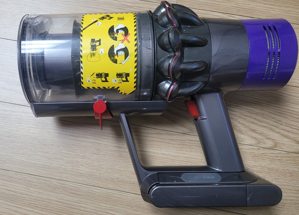 깨끗하게 세척한 다이슨 무선 청소기 V10 풀세트(60분 연속동작) 이미지