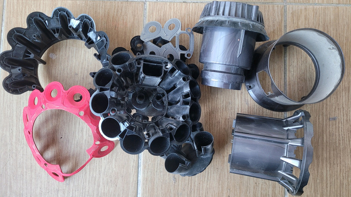 깨끗하게 세척한 다이슨 무선 청소기 V10 풀세트(60분 연속동작) 이미지