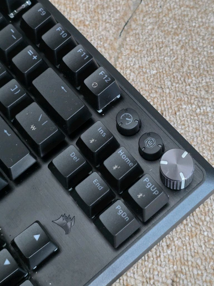 커세어 K70 RGB CORE TKL 무선 게이밍 키보드 이미지