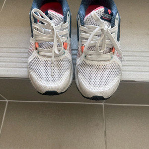 데상트 여성 운동화 225 사이즈예요 이미지