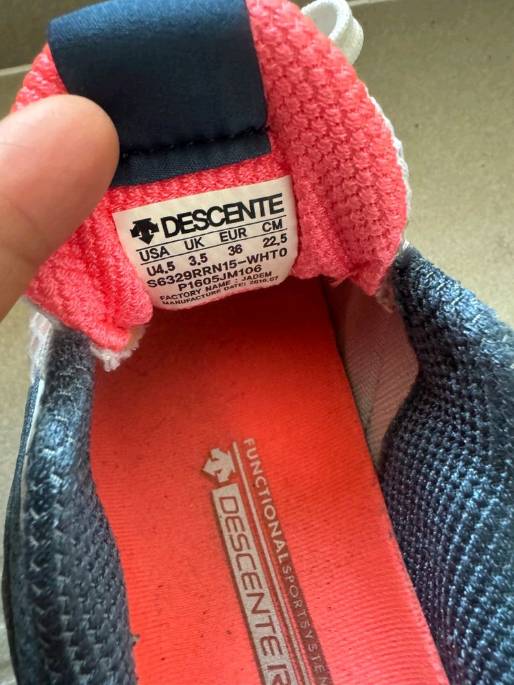 데상트 여성 운동화 225 사이즈예요 이미지