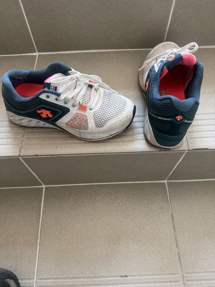 데상트 여성 운동화 225 사이즈예요 이미지