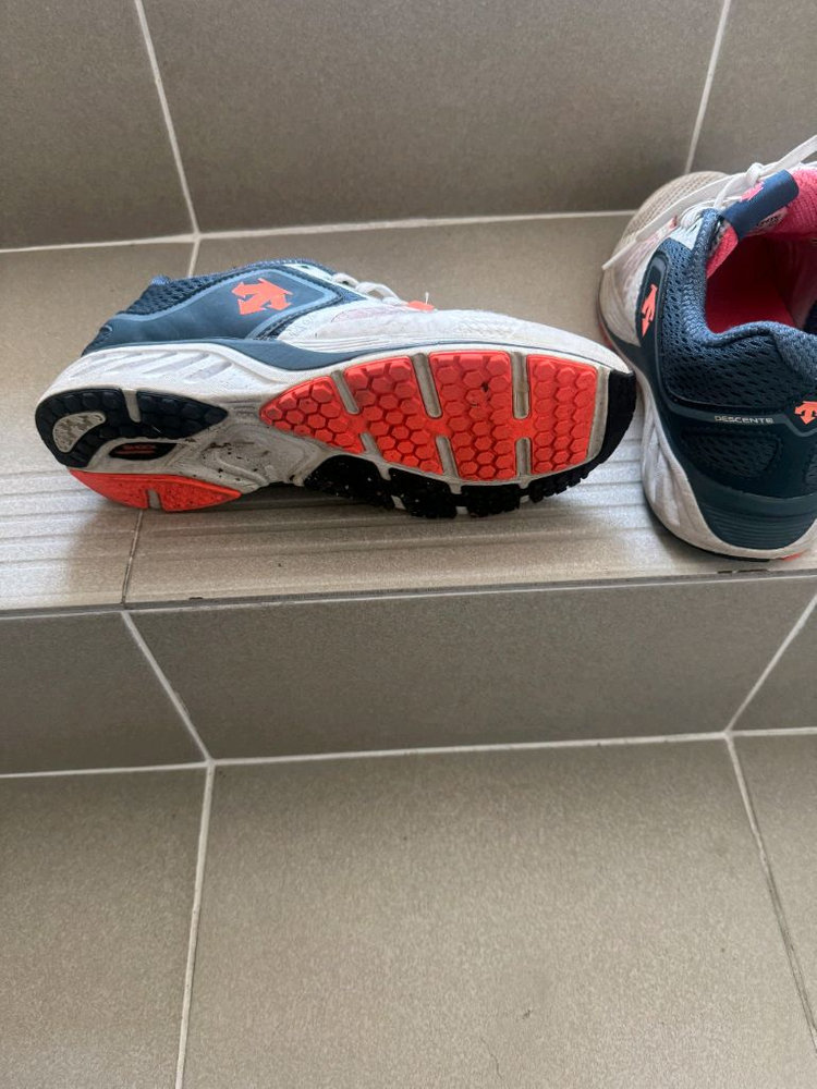 데상트 여성 운동화 225 사이즈예요 이미지