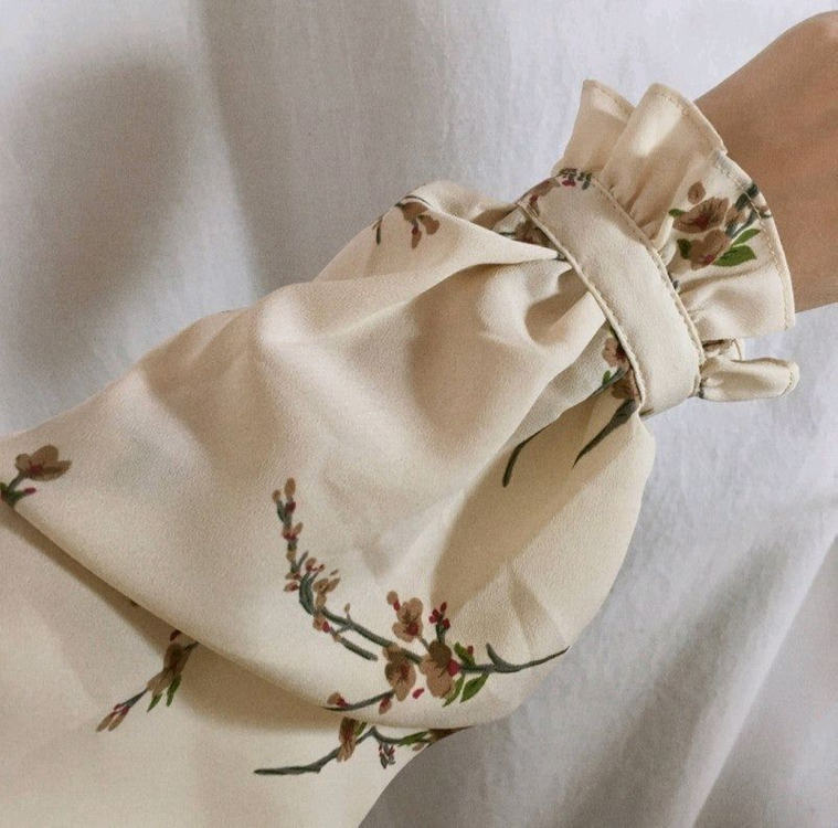 새상품) 헨리넥 플라워 블라우스 크림치즈마켓 / 아뜨랑스 체리코코 육육걸즈 핫핑 리리앤코 공구우먼 베니토 밀크코코아 이미지